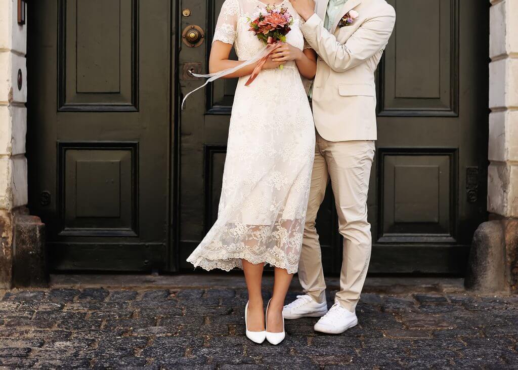 on-foot wedding transportation idea