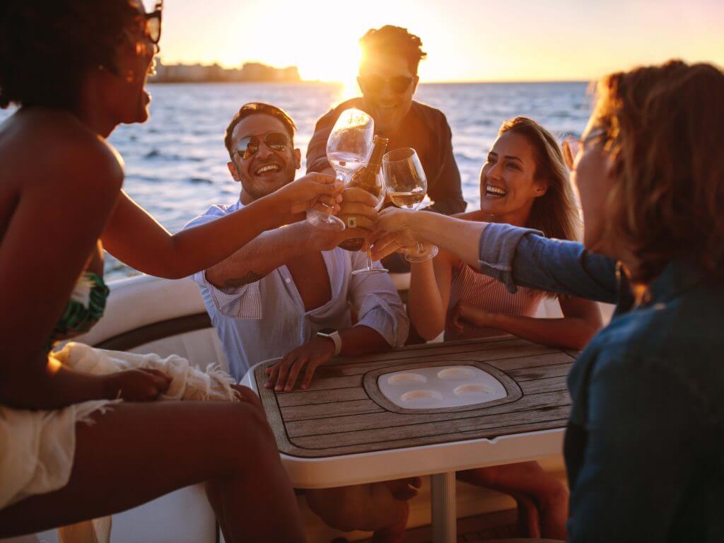 Yacht-Wedding Party Lively Host